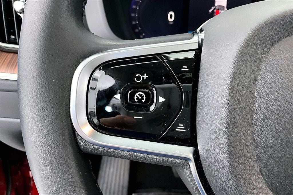 2024 Volvo XC60 B5 Ultimate Dark Theme