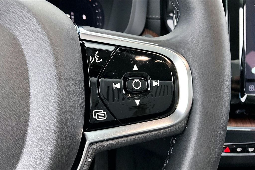 2024 Volvo XC60 B5 Ultimate Dark Theme