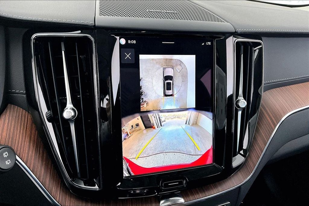 2024 Volvo XC60 B5 Ultimate Dark Theme