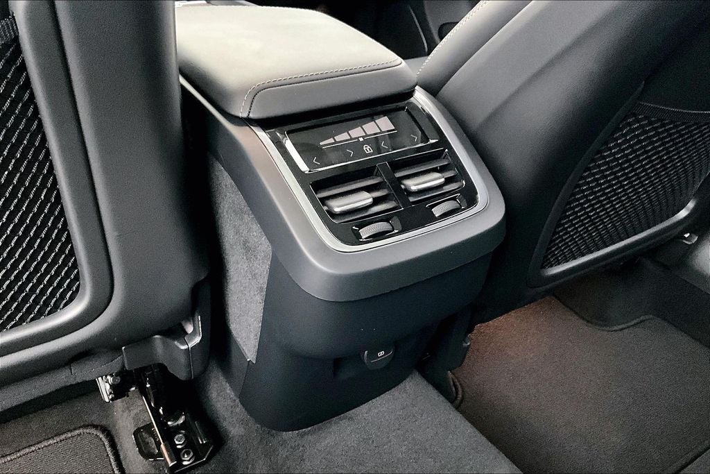 2024 Volvo XC60 B5 Ultimate Dark Theme