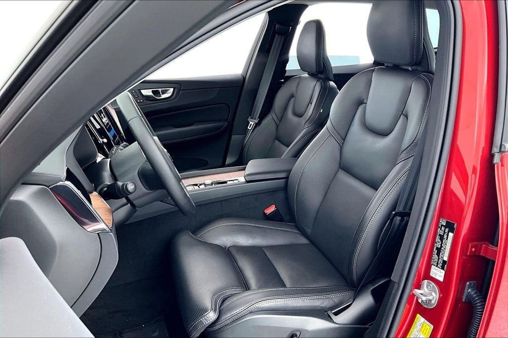 2024 Volvo XC60 B5 Ultimate Dark Theme