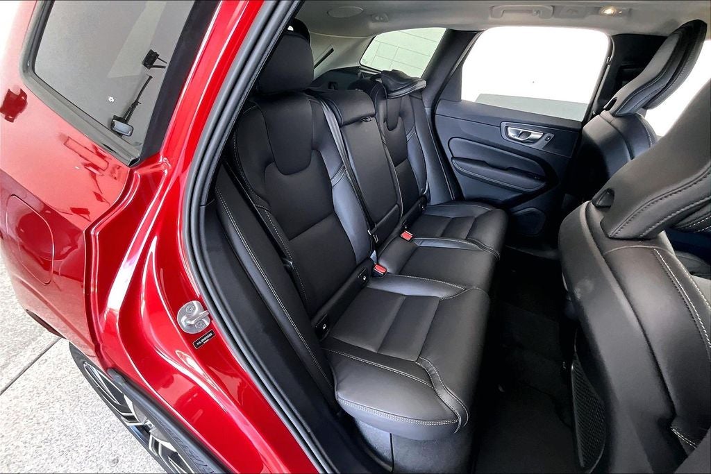 2024 Volvo XC60 B5 Ultimate Dark Theme