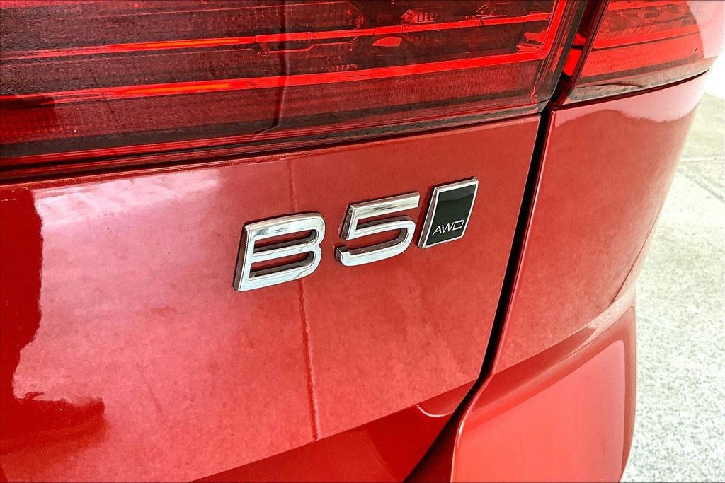 2024 Volvo XC60 B5 Ultimate Dark Theme
