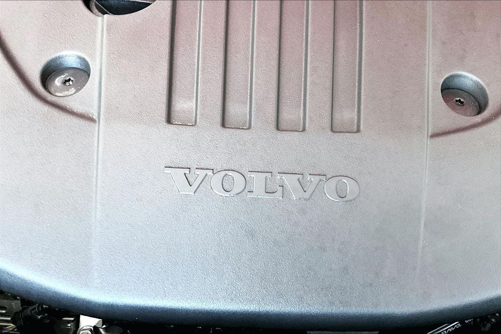 2024 Volvo XC60 B5 Ultimate Dark Theme