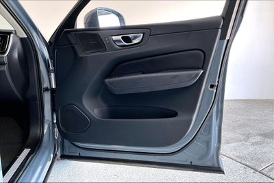 2023 Volvo XC60 B5 Plus Bright Theme