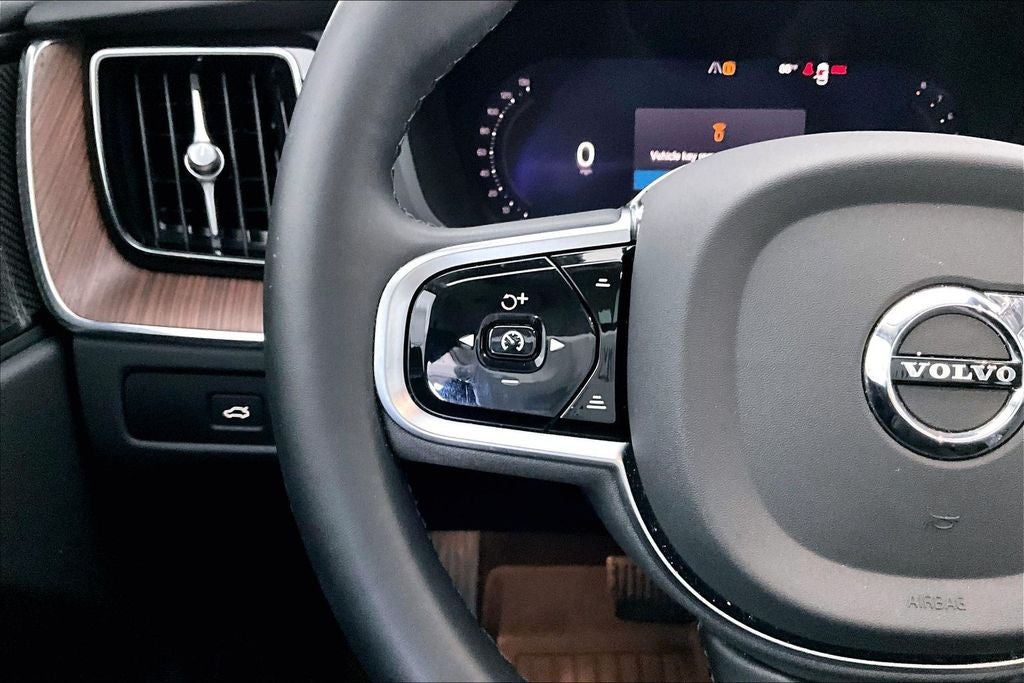 2023 Volvo XC60 B5 Plus Bright Theme