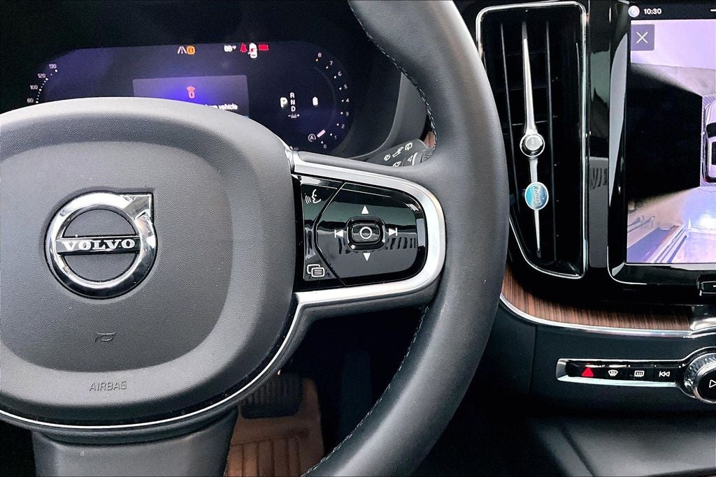 2023 Volvo XC60 B5 Plus Bright Theme