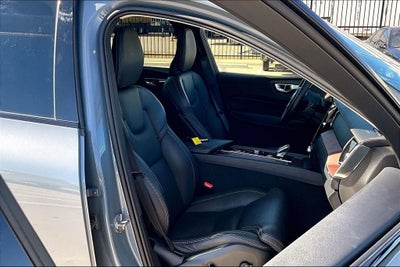 2023 Volvo XC60 B5 Ultimate Dark Theme