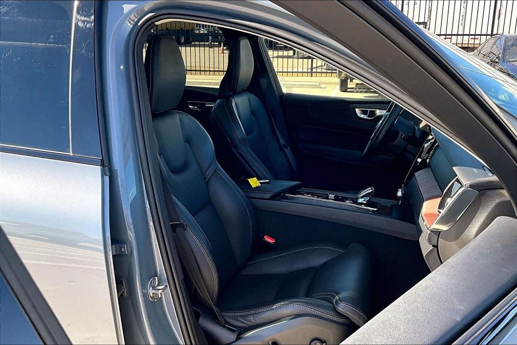 2023 Volvo XC60 B5 Ultimate Dark Theme