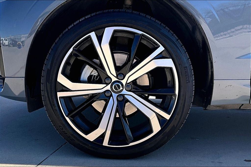 2023 Volvo XC60 B5 Ultimate Dark Theme