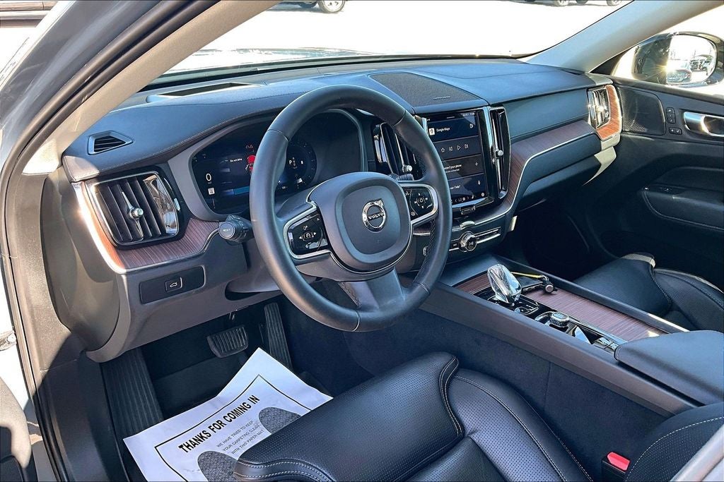 2023 Volvo XC60 B5 Ultimate Dark Theme