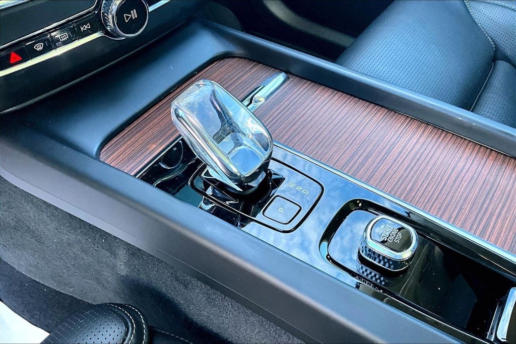 2023 Volvo XC60 B5 Ultimate Dark Theme