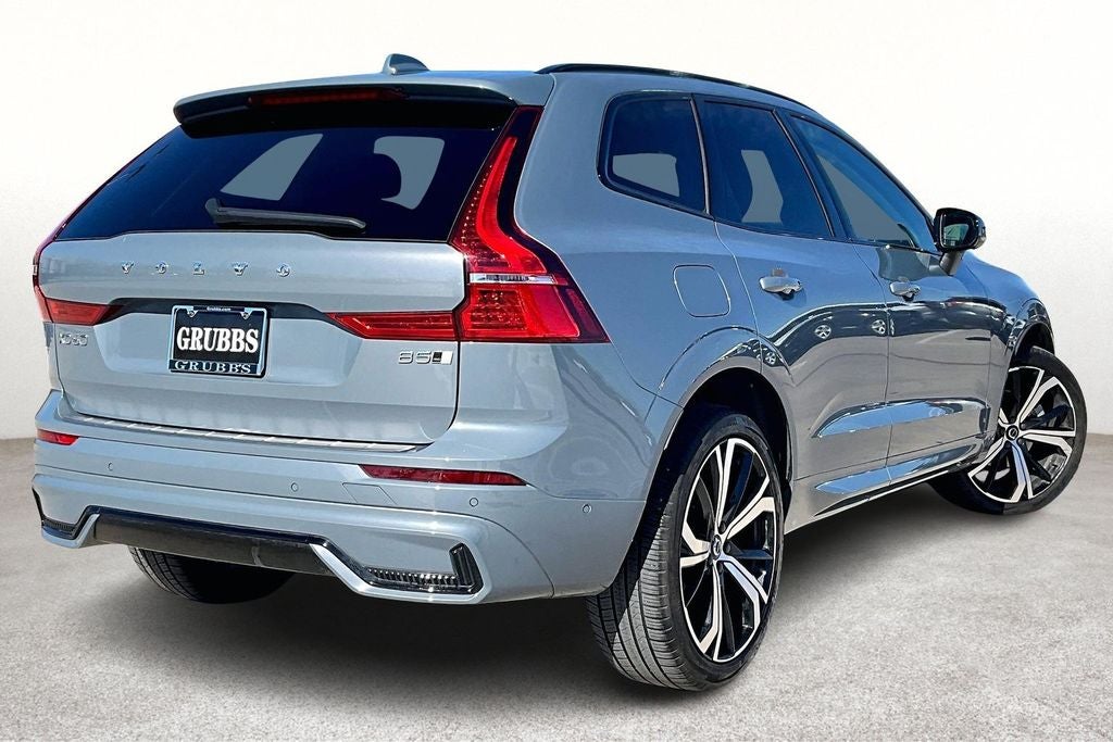 2023 Volvo XC60 B5 Ultimate Dark Theme