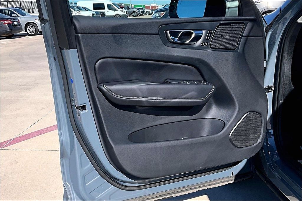 2023 Volvo XC60 B5 Ultimate Dark Theme