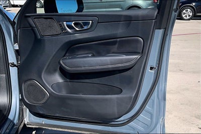 2023 Volvo XC60 B5 Ultimate Dark Theme