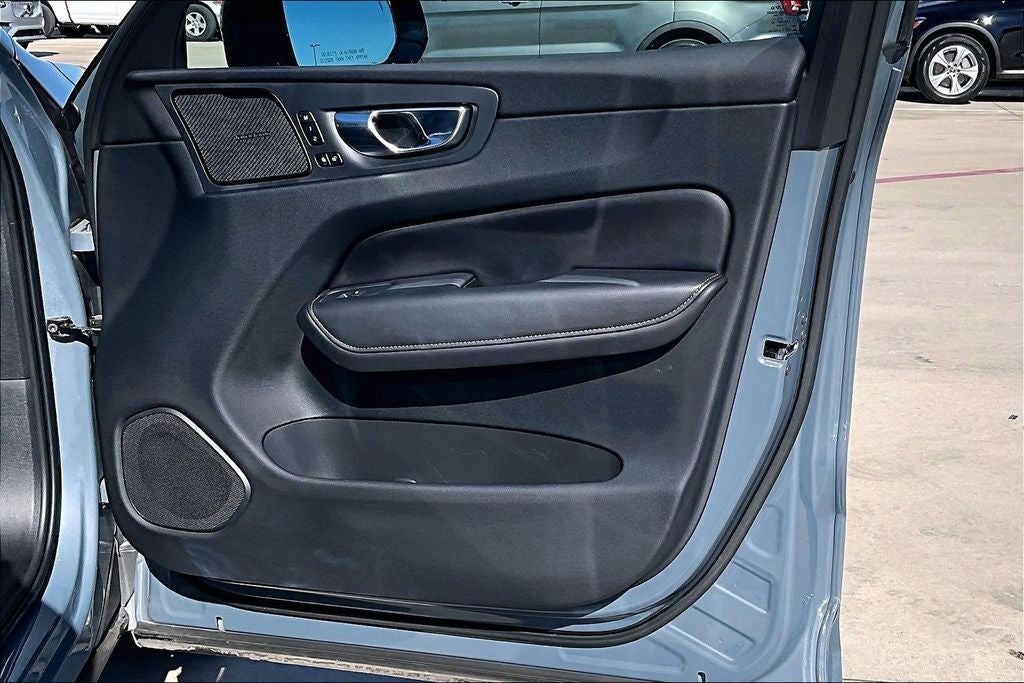 2023 Volvo XC60 B5 Ultimate Dark Theme