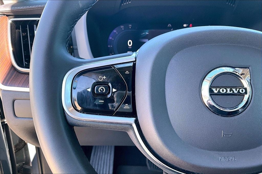 2023 Volvo XC60 B5 Ultimate Dark Theme