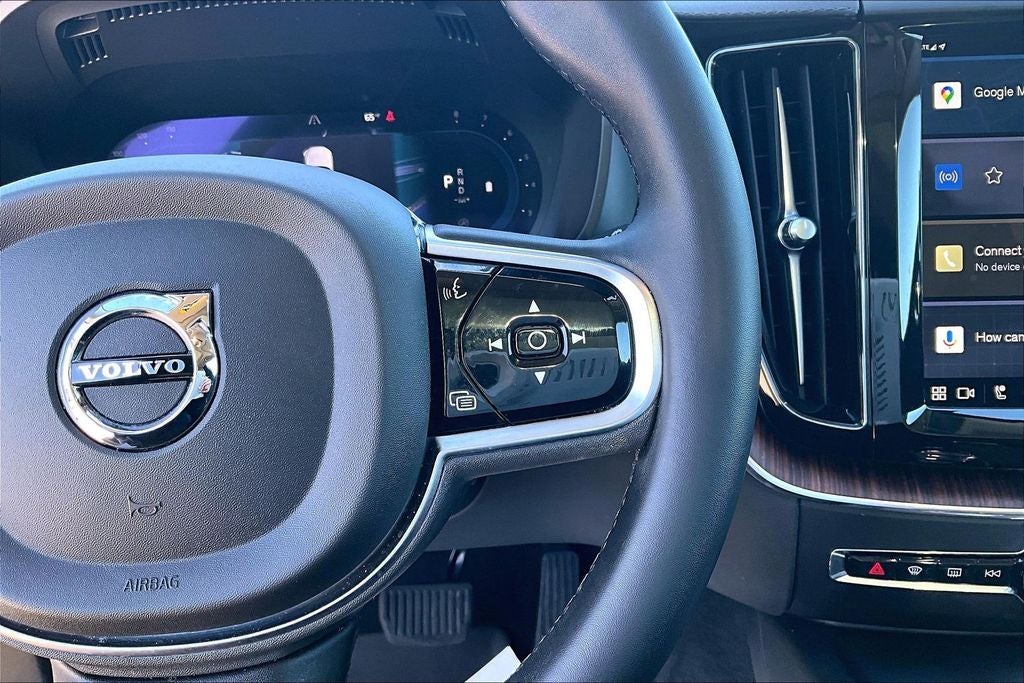 2023 Volvo XC60 B5 Ultimate Dark Theme