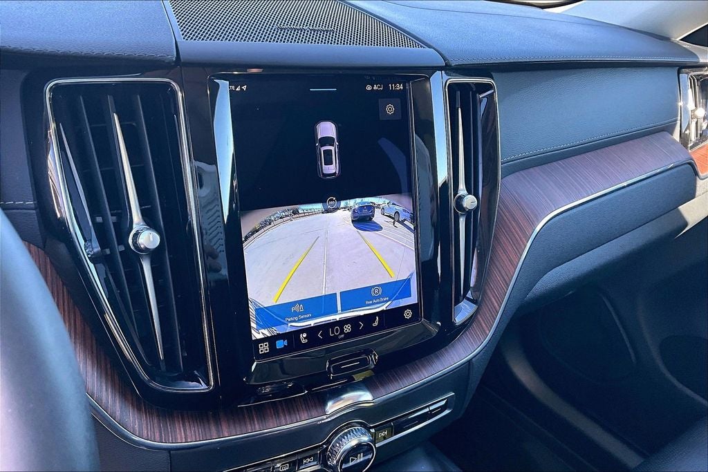 2023 Volvo XC60 B5 Ultimate Dark Theme