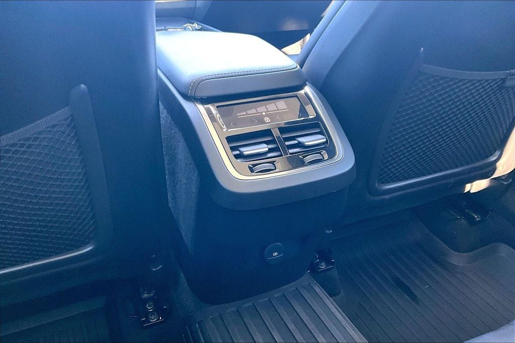 2023 Volvo XC60 B5 Ultimate Dark Theme