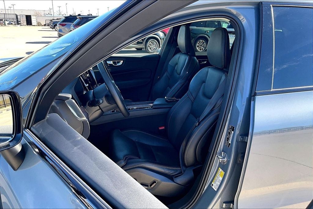 2023 Volvo XC60 B5 Ultimate Dark Theme