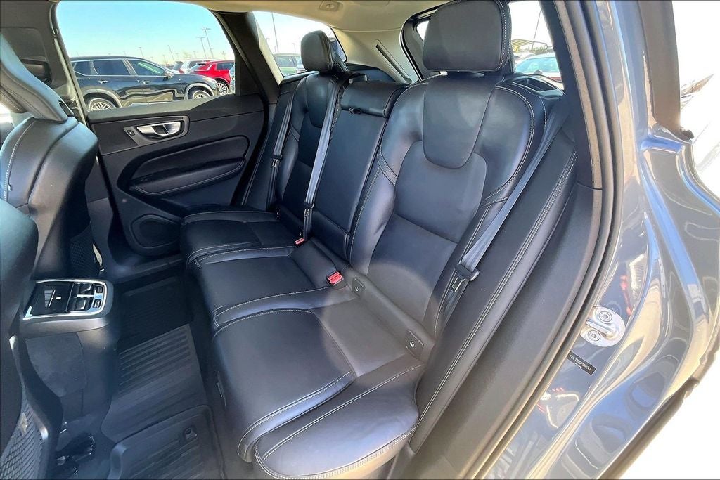 2023 Volvo XC60 B5 Ultimate Dark Theme