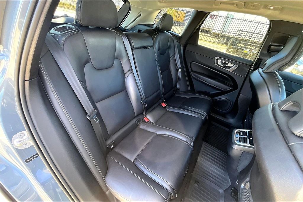 2023 Volvo XC60 B5 Ultimate Dark Theme