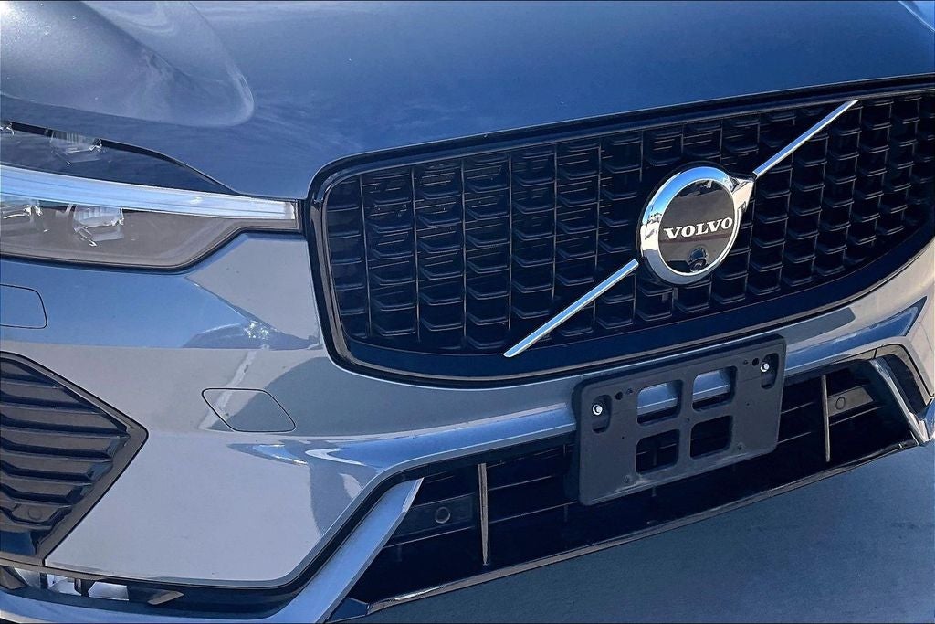 2023 Volvo XC60 B5 Ultimate Dark Theme