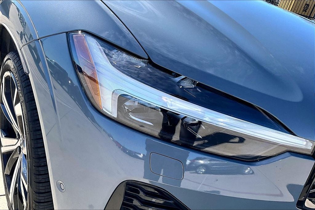 2023 Volvo XC60 B5 Ultimate Dark Theme