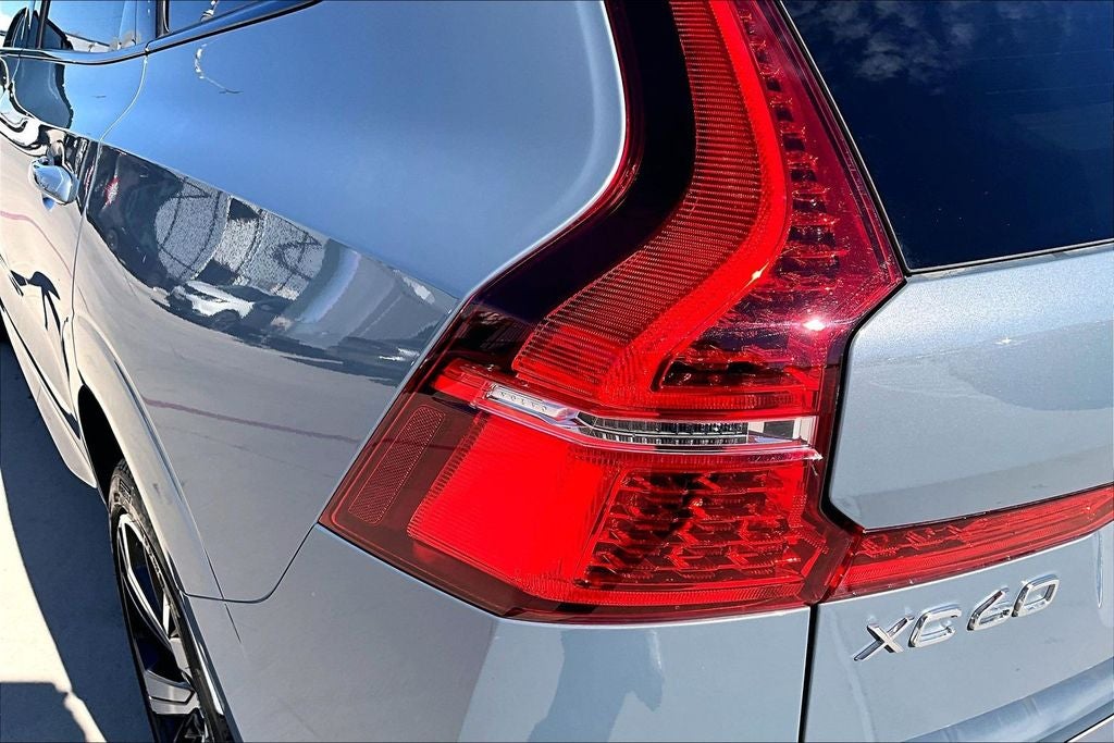 2023 Volvo XC60 B5 Ultimate Dark Theme