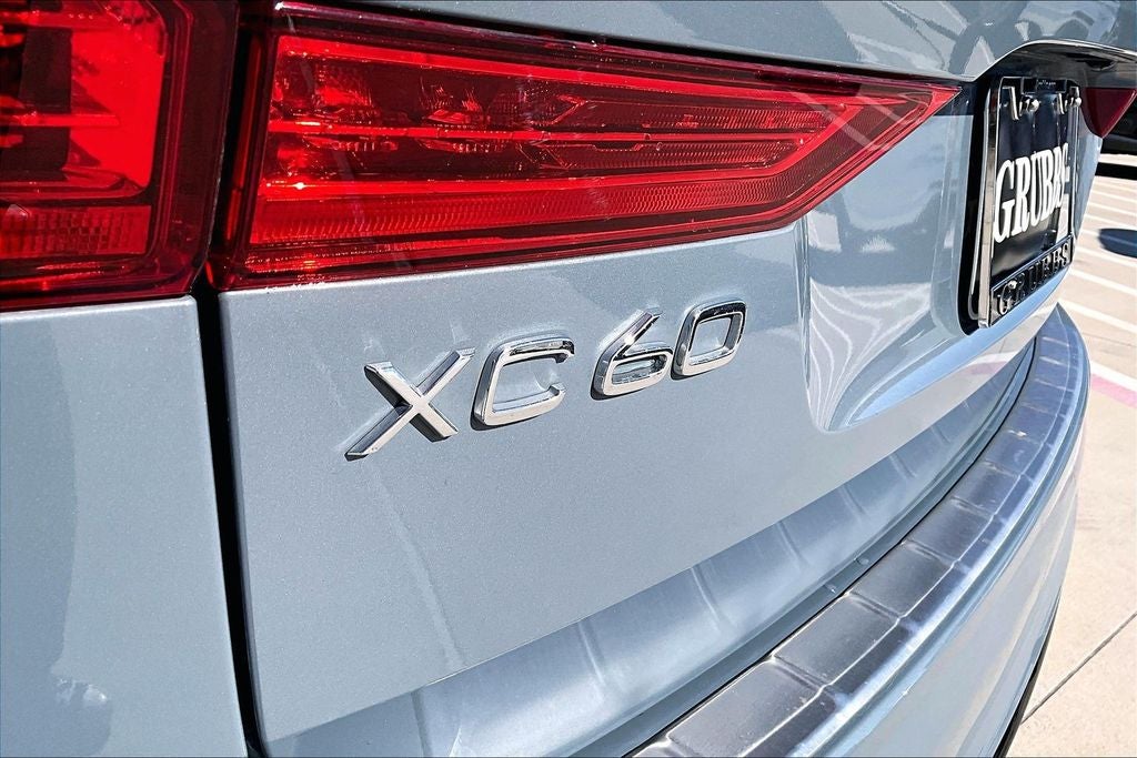 2023 Volvo XC60 B5 Ultimate Dark Theme