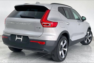 2025 Volvo XC40 B5 Plus Dark Theme