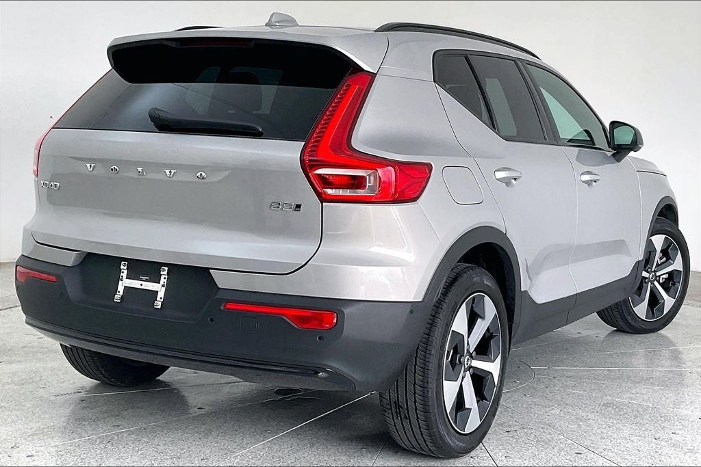 2025 Volvo XC40 B5 Plus Dark Theme