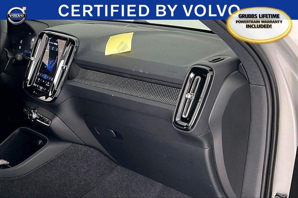 2025 Volvo XC40 B5 Plus Dark Theme