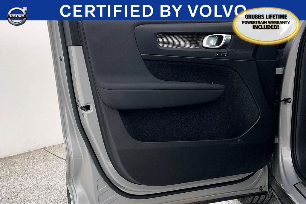 2025 Volvo XC40 B5 Plus Dark Theme