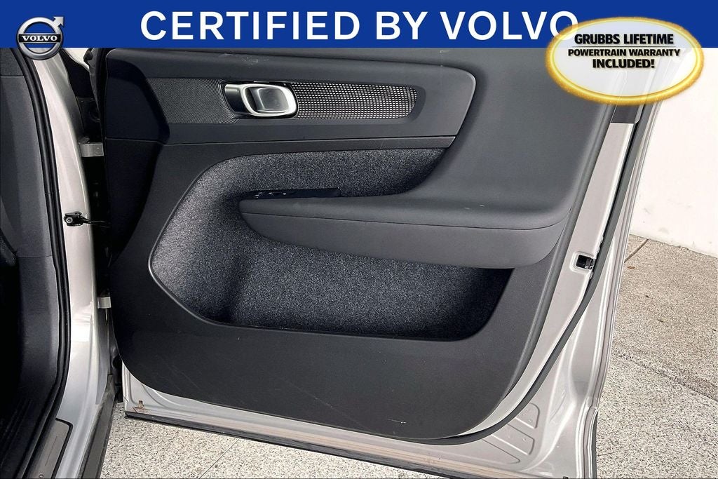 2025 Volvo XC40 B5 Plus Dark Theme