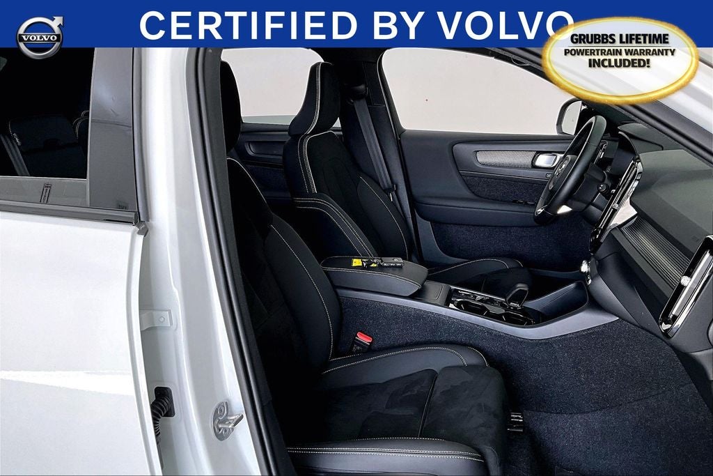 2025 Volvo XC40 B5 Plus Dark Theme