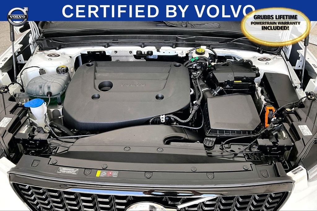 2025 Volvo XC40 B5 Plus Dark Theme