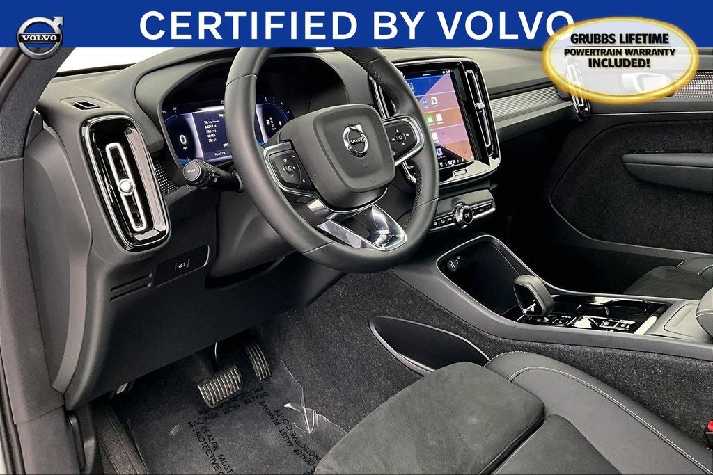 2025 Volvo XC40 B5 Plus Dark Theme