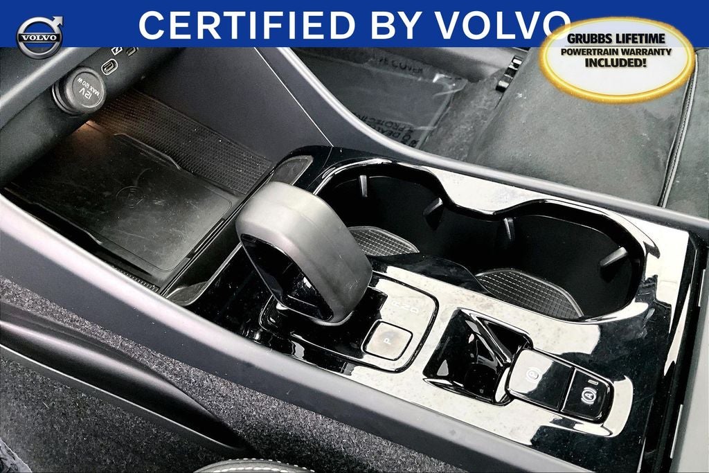 2025 Volvo XC40 B5 Plus Dark Theme