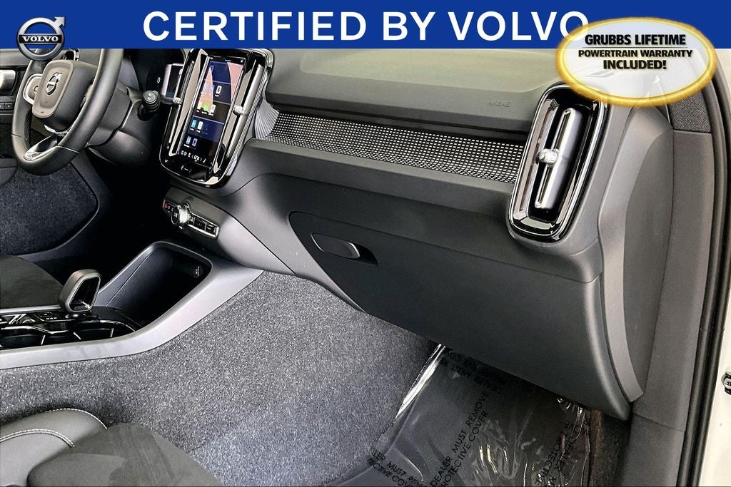 2025 Volvo XC40 B5 Plus Dark Theme