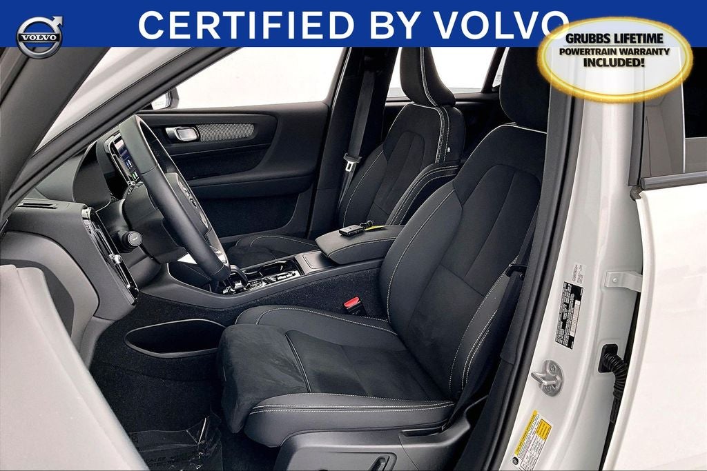 2025 Volvo XC40 B5 Plus Dark Theme