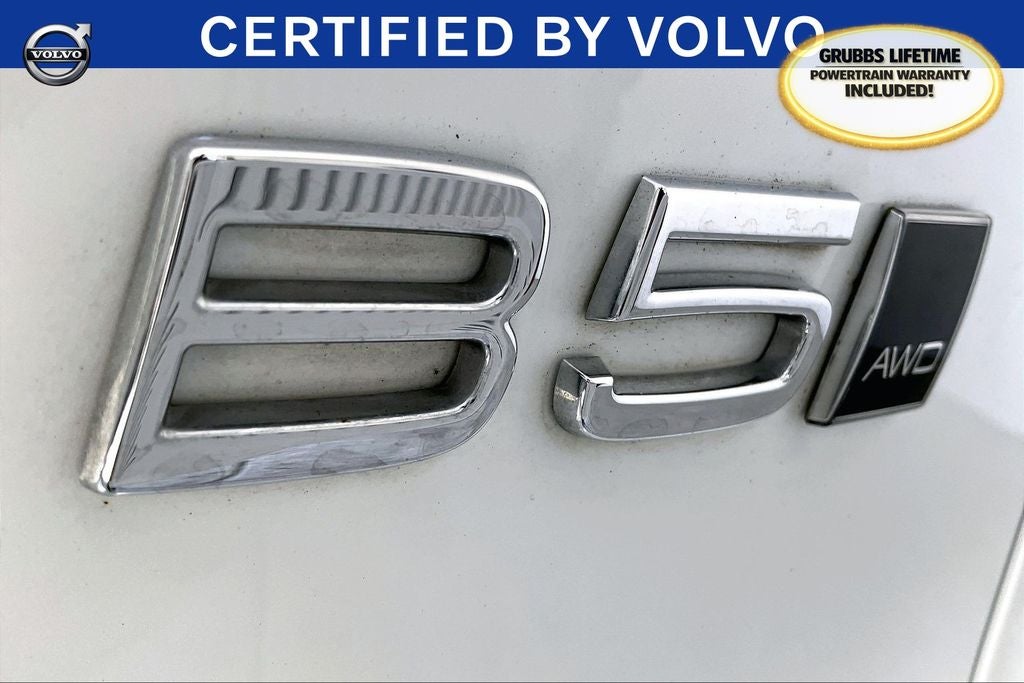 2025 Volvo XC40 B5 Plus Dark Theme