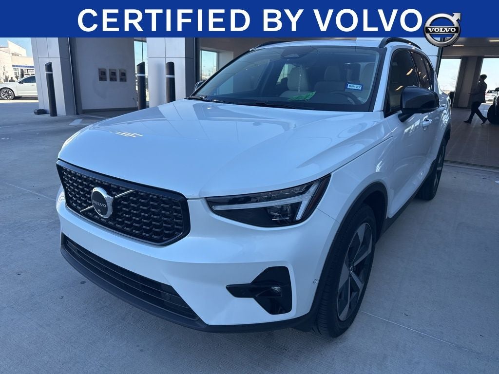 2025 Volvo XC40 B5 Plus Dark Theme