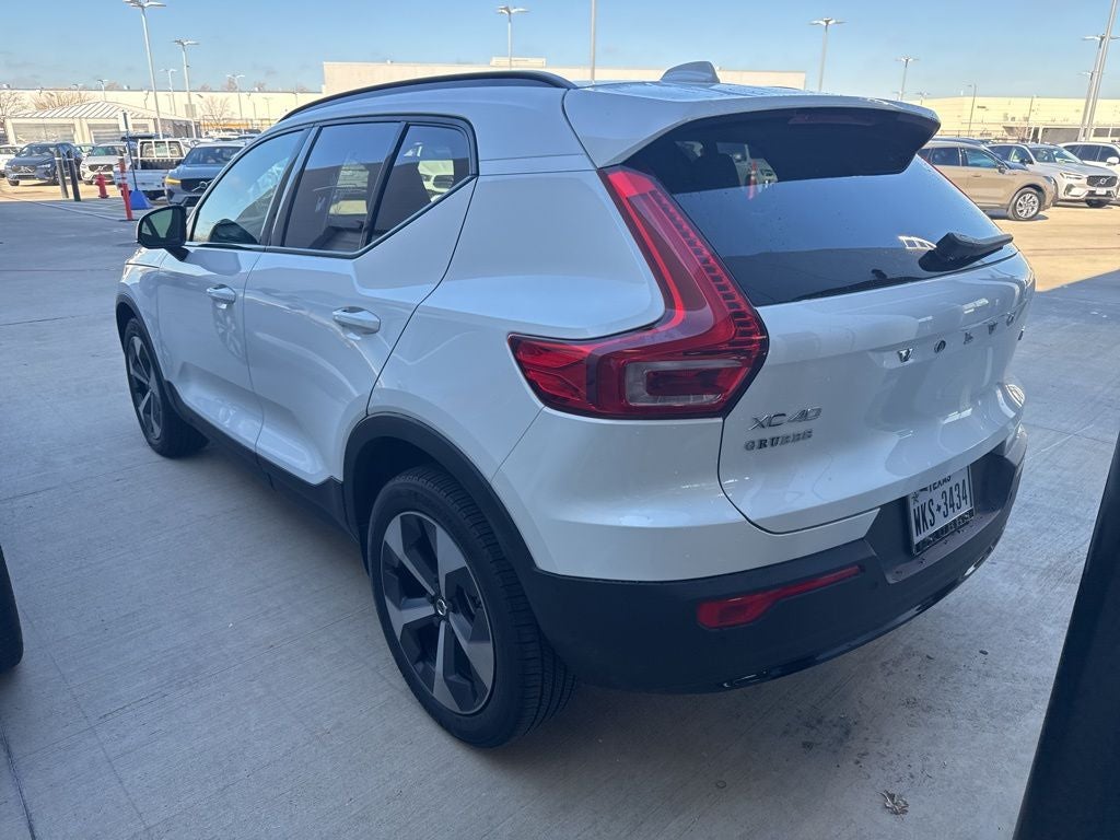 2025 Volvo XC40 B5 Plus Dark Theme