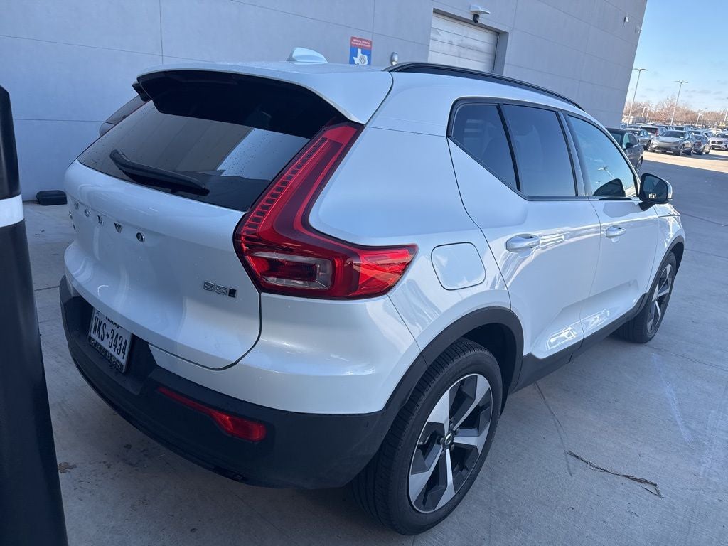 2025 Volvo XC40 B5 Plus Dark Theme