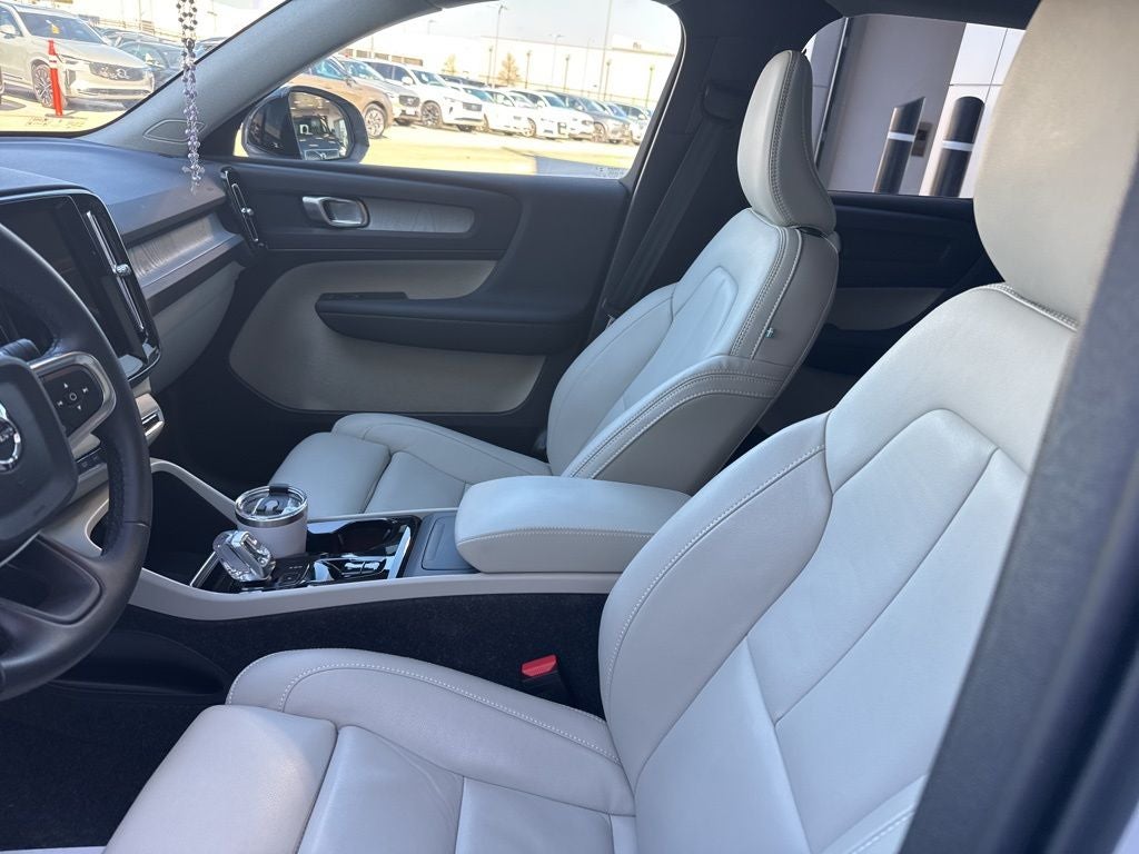 2025 Volvo XC40 B5 Plus Dark Theme