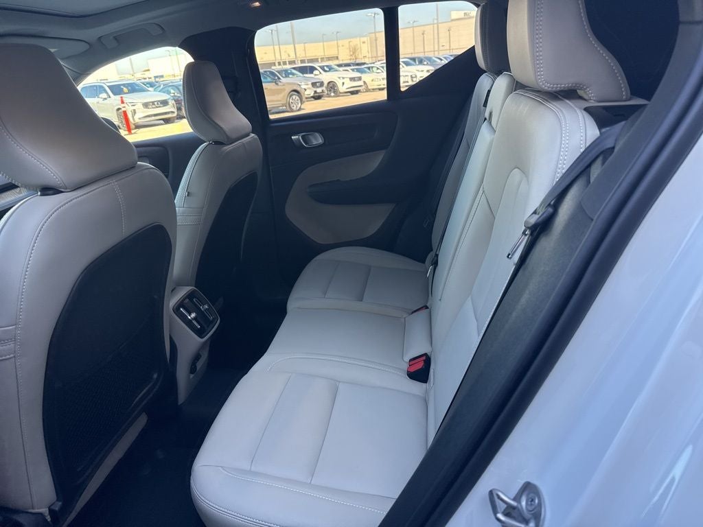 2025 Volvo XC40 B5 Plus Dark Theme