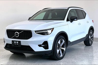 2025 Volvo XC40 B5 Plus Dark Theme