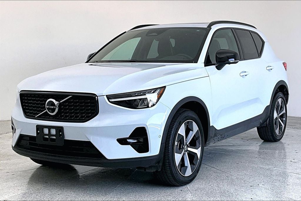 2025 Volvo XC40 B5 Plus Dark Theme